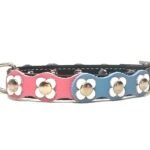 Kleine hondenhalsband voor Chihuahua en Puppy met vrolijke baby-blauwe wit gekleurde lederen bloemen, Design Flower Power