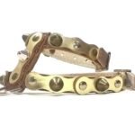 Cómodo arnés para perros hecho a mano con cuero brillante de color dorado y elegantes tachuelas y pinchos, Diseño Studded