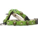 Handgemaakte comfortabele honden-tuigje met groene leder patches en elegante studs, design Studded