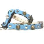 Handgemaakte comfortabele honden-tuigje met baby blauwe leer patches en elegante studs, design Studded