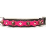 Handgemaakte comfortabele hondenhalsband met fuchsia roze lederen patches en elegante studs, design Studded
