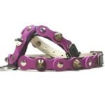 Handgemaakte comfortabele honden-tuigje met paarse leer patches en elegante studs, design Studded