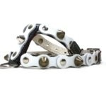 Handgemaakte comfortabele honden-tuigje met witte leer patches enelegante studs, design Studded