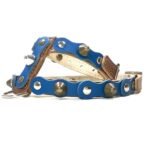 Handgemaakte comfortabele honden-tuigje met blauwe leer patches en elegante studs, design Studded