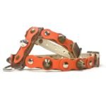 Handgemaakte comfortabele honden-tuigje met oranje leren patches en elegante studs, design Studded