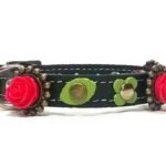 Original cat collar with buckle and safety elastic with red roses and green flowers, design Rosa