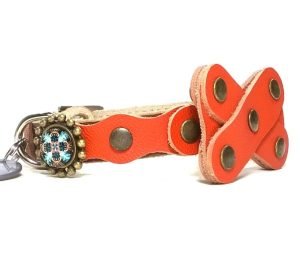 Luxe kattenhalsband met veiligheidssluiting en strik gemaakt van oranje kleurig leer en Mandala steentjes, Design Bowtie