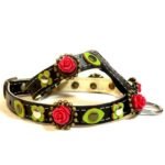Original harnais pour chien gothique en cuir fait a main avec des roses rouges et des fleurs vertes, Design Rosa