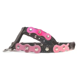 Linkerzijaanzicht van een zwart leren hondenharnas met roze en magenta kettingschakel‑studs en een kleine spike uit het ‘Sweet Fusion’ ontwerp van Superpipapo.