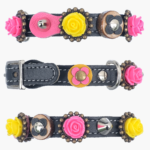 Zwarte leren kattenhalsband met roze & gele rozen van alle kanten, met handgemaakte details, kleurrijke bloemen en moderne bling voor een uitgesproken glamoureuze look.