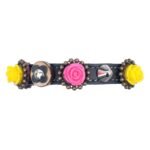 Vooraanzicht van een zwarte leren kattenhalsband met felroze & gele rozen, sprankelende bling en handgemaakte details voor een speelse, glamoureuze uitstraling.