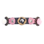 Zwarte leren kattenhalsband met roze 3D-rozen, olijfhout en bijzondere tribal details, vanaf de voorkant voor een stijlvolle, artistieke uitstraling.