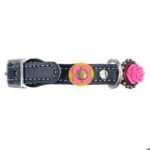 Linkerzijaanzicht van een zwarte leren kattenhalsband met roze & gele rozen, voorzien van een veiligheidssluiting en anti-wurg bescherming, verstelbare gesp met elastiek, snelopening en breakaway systeem.