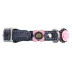 Zwarte leren kattenhalsband met roze 3D-rozen, olijfhout en tribal details, met veiligheidssluiting en anti-wurg systeem, verstelbare gesp met elastiek, snelopening en breakaway functie.