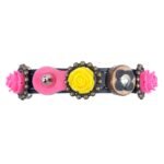 Rechterzijaanzicht van een zwarte leren kattenhalsband met roze & gele rozen, sprankelende details en een opvallende, moderne blingstijl vol karakter.
