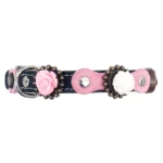 Zwarte leren kattenhalsband met roze 3D-rozen, olijfhout en tribal details, vanaf de rechterkant met een stoere, handgemaakte en natuurlijke uitstraling.