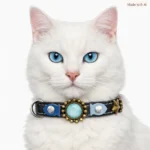 Weißes Katzenmodell mit dem handgefertigten Lederhalsband mit blauen Steinen, Fisch‑Patches und Seesternen, in einem lebendigen, eleganten Ozeanstil.