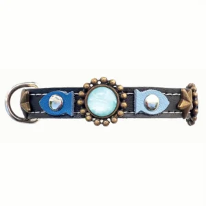 Vorderansicht des handgefertigten Lederhalsbands mit blauen Steinen, Fisch‑Patches und Seesternen in einem lebendigen, eleganten Ozeandesign.