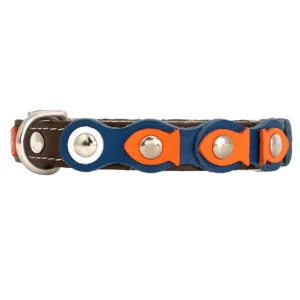 Vue de face d’un collier pour chat en cuir noir avec poissons orange, vagues en cuir bleu et cercles blancs, pour un look marin coloré, ludique et artisanal.