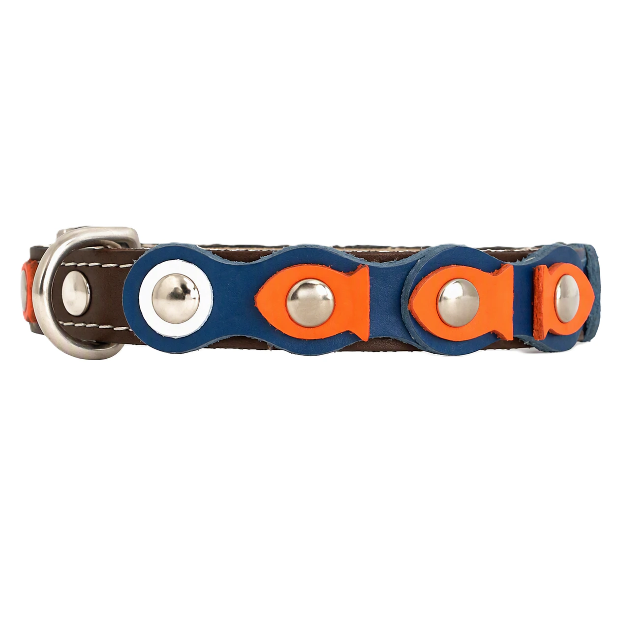 Collar para Gato Pez Rojo con Cuero Naranja & Azul - “Aquatic Pop” - Vista Frontal Vista frontal de un collar para gato de cuero negro con peces naranja, olas de cuero azul y círculos blancos, creando un look marino artesanal, alegre y lleno de color.