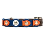 Vista izquierda de un collar para gato de cuero negro con peces naranja y olas azules, con cierre de seguridad anti-ahogo, hebilla ajustable con elástico y liberación rápida para una protección práctica y cómoda.