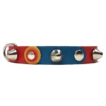 Vista frontal de un collar para gato de cuero negro con detalles deportivos azul, rojo & amarillo y llamativos pinchos, combinando carácter artesanal con un look dinámico y enérgico.