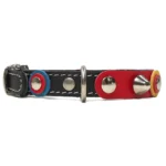 Vista izquierda de un collar para gato de cuero negro con detalles azul, rojo & amarillo y pinchos, equipado con cierre de seguridad anti-ahogo, hebilla ajustable con elástico y liberación rápida.