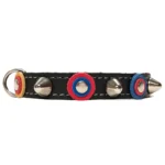Vorderansicht eines schwarzen Leder-Katzenhalsbands mit sportlichen Farben und markanten Spikes, das handgefertigte Details mit einem stylischen, dynamischen Look verbindet.
