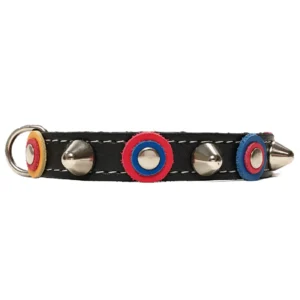 Vorderansicht eines schwarzen Leder-Katzenhalsbands mit sportlichen Farben und markanten Spikes, das handgefertigte Details mit einem stylischen, dynamischen Look verbindet.