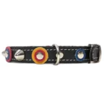 Linke Seitenansicht eines schwarzen Leder-Katzenhalsbands mit sportlichen Farben und Spikes, mit Sicherheitsverschluss und Anti-strangulation Schutz, verstellbarer Schnalle mit Elastik, Schnellöffnung und breakaway System.