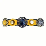 Handgemaakte “Boldfire Crest” kattenhalsband van premium geel en zilverkleurig leer met luxe steentjes, zachte binnenlaag en veilige elastische sluiting, vanaf de voorkant.