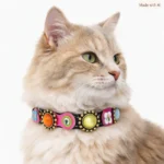 Modèle chat beige en angle latéral avec collier en cuir premium fait main, pierres vives et détails floraux élégants, style moderne extravagant, fermeture élastique sûre et doublure confortable.