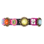 Vue face avant du collier en cuir premium fait main, pierres colorées et patchs floraux, style fancy moderne, fermeture élastique de sécurité et doublure confortable.