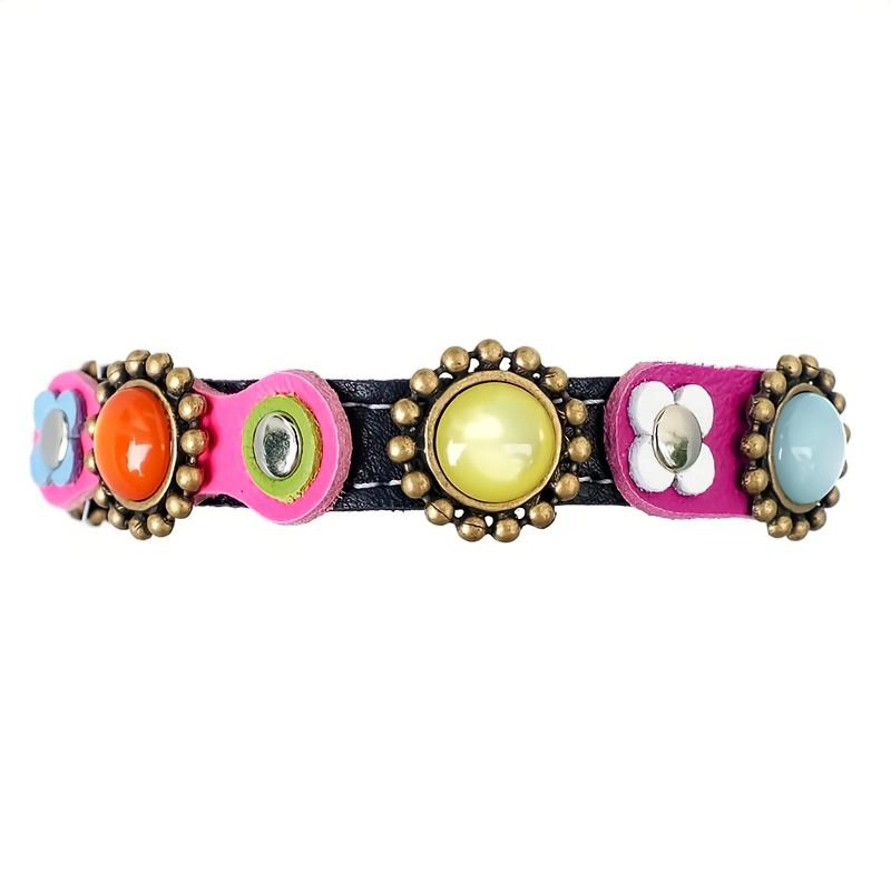 Collier pour Chat Floral Coloré – Pierres & Fleurs – Face Avant – “Chromatic Couture” Vue face avant du collier en cuir premium fait main, pierres colorées et patchs floraux, style fancy moderne, fermeture élastique de sécurité et doublure confortable.