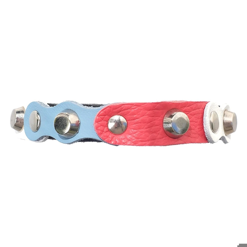 Cat Collar with Red White Blue Leather & Silver Studs – “Dutch Breeze” – Front Side – Black Front-side view of the black leather “Dutch Breeze” cat collar featuring red, white and light-blue leather patches and shiny silver studs for a fresh, sporty look.