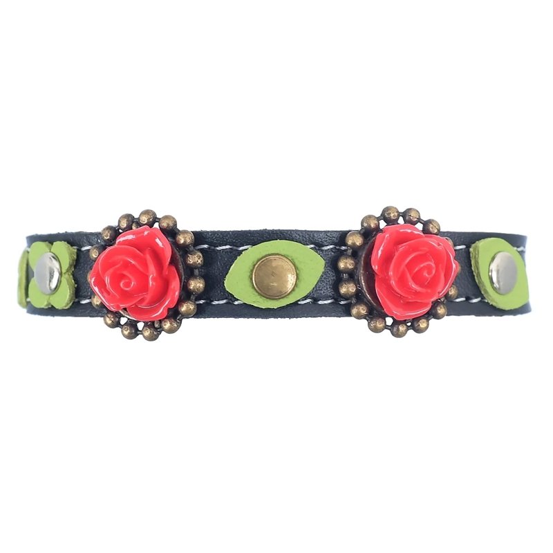 Leather Gothic Cat Collar with Red 3D Roses – “Gothic Rose Romance” – Front Side – Black Front-side view of a black leather gothic cat collar featuring red 3D roses and romantic floral details.