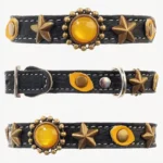 Volledige 360°‑weergave van de stijlvolle zwarte leren kattenhalsband “Guardian Eyes”, met gele kattenogen, messing sterren, elastische veiligheidssluiting en comfortlaag in een compleet overzicht.