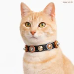 Artisanaal leren kattenhalsbandje met jeans‑blauwe patches, olijfhouten schijfjes en een lichte, veilige breakaway sluiting.