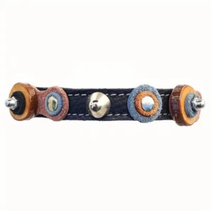 Artisanaal kattenhalsbandje van zwart leer met jeans‑blauwe patches, olijfhouten schijfjes en een elastische veiligheidssluiting.