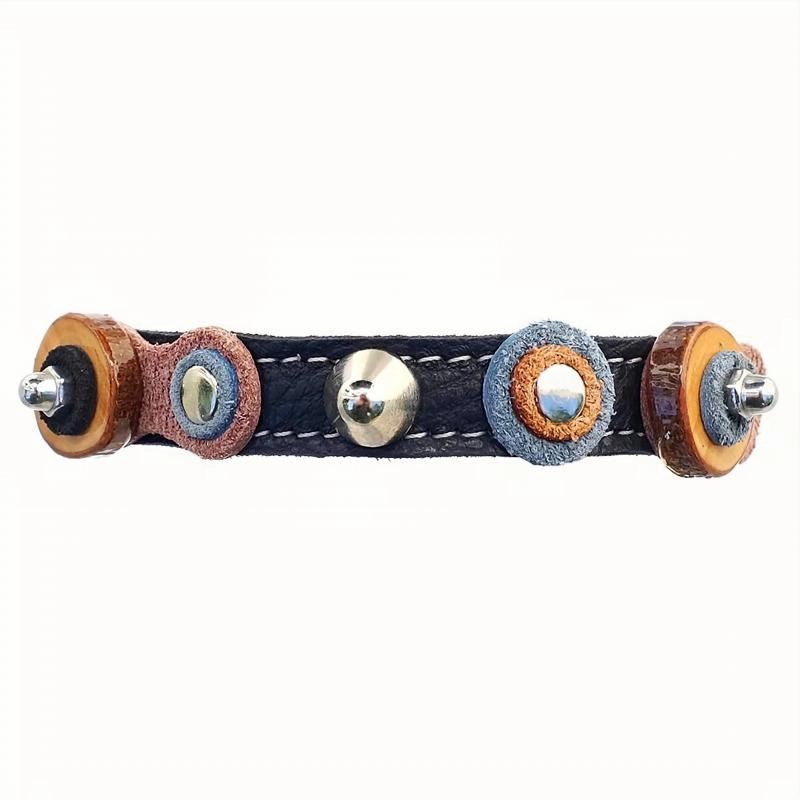 Kattenhalsband met Jeans‑Blauw & Bruin Leer – “Jeans Artisan Gear” – Voorkant Artisanaal kattenhalsbandje van zwart leer met jeans‑blauwe patches, olijfhouten schijfjes en een elastische veiligheidssluiting.