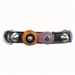 Handgemaakte leren kattenhalsband met jeans‑blauwe en bruine patches, olijfhouten accenten en een zachte breakaway sluiting.