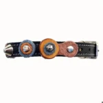 Moderne breakaway kattenhalsband met ruwe leren patches, olijfhouten schijfjes, zilveren details en een comfortabele binnenlaag.