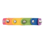 Vorderansicht des schwarzen “Rainbow Liberty” Lederhalsbands mit Regenbogenfarben, markanten Spikes und einer modernen, ausdrucksstarken Form.