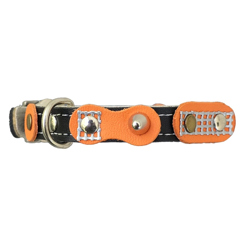 Leren Kattenhalsband in Oranje Vintage Retro Stijl – “Retro Ember” – Front Side – Black Een zwarte leren kattenhalsband in oranje vintage retro stijl, vanaf de voorzijde gezien onder een licht verhoogde hoek op een witte achtergrond.