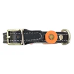 Linkerzijde van een zwarte leren kattenhalsband in oranje vintage retro stijl, onder een licht verhoogde hoek, met een veilige verstelbare gesp, subtiele elastische veiligheidsrelease en een schone helder beige binnenlaag op een witte achtergrond.