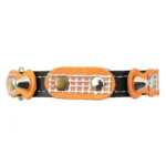 Rechterzijde van een zwarte leren kattenhalsband in oranje vintage retro stijl, gefotografeerd onder een licht verhoogde hoek op een witte achtergrond.