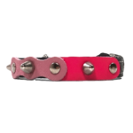 Vue de face d’un collier pour chat en cuir noir avec cuir rose fuchsia clouté et spikes audacieux, mariant charme coquette, création artisanale et esprit punk chic.