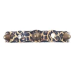 Vorderansicht eines schwarzen Leder-Katzenhalsbands mit Leopardenmuster, metallischen Nieten und markanten Spikes, handgefertigt für einen wilden, extravaganten Look.