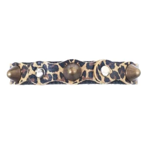 Vue de face d’un collier pour chat en cuir noir avec motif léopard, détails métalliques et pointes en laiton, pour un look artisanal sauvage, audacieux et original.