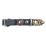 Vue gauche d’un collier pour chat en cuir noir avec motif léopard et pointes en laiton, doté d’un fermoir sécurité anti‑étranglement, d’une boucle ajustable avec élastique, d’une libération rapide et d’un système breakaway.